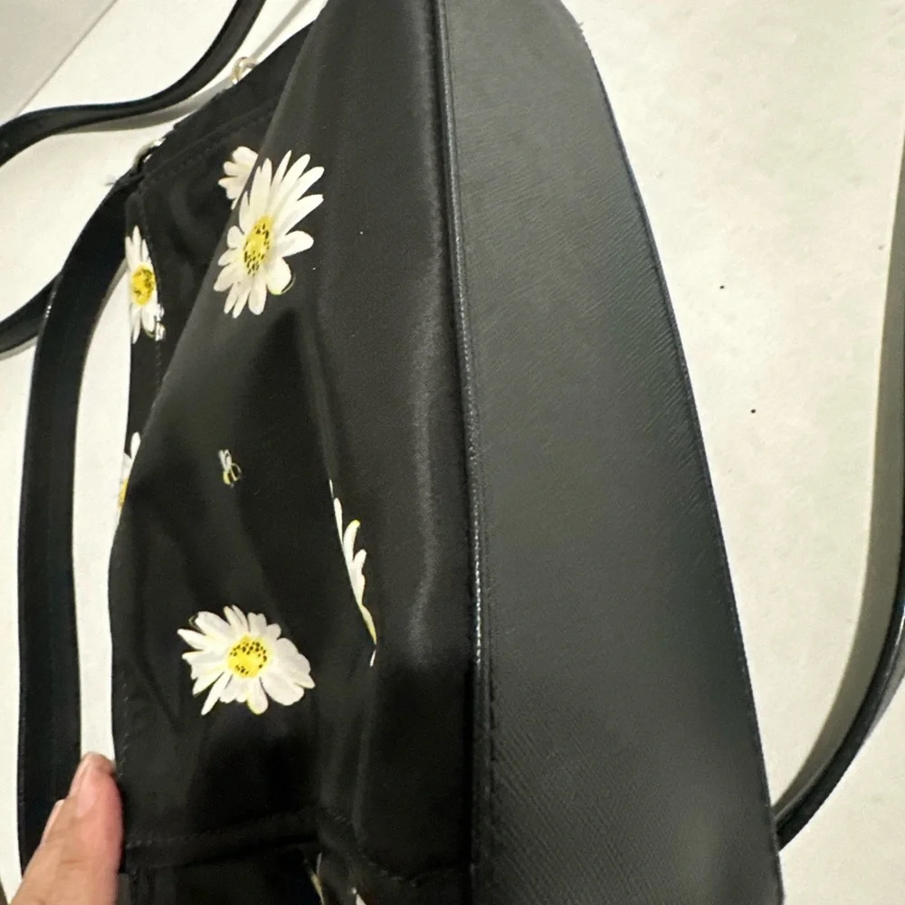Kate Spade Miri Blake Avenue Falling Daisy Handbag/Crossbody
In Mint Condition - Picture 4 of 5
